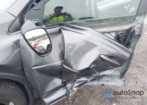 2016 Toyota Rav4 Le z USA, uszkodzony, nr VIN JTMBFREV4GJ098177